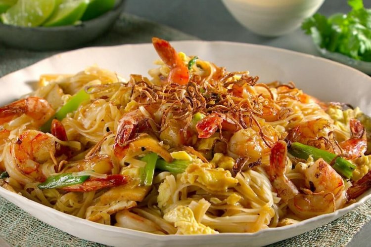 Shrimp and Chicken Pad Thai
