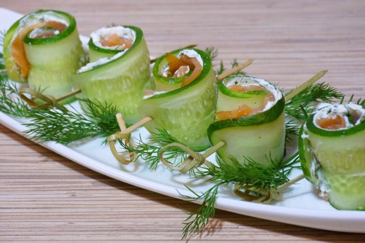 Rollitos de pepino con queso fresco y salmón