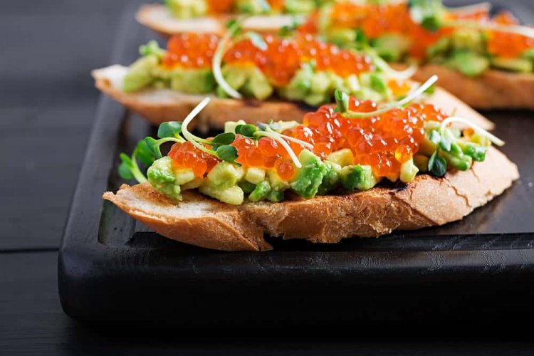 Bruschettas con aguacate y caviar rojo