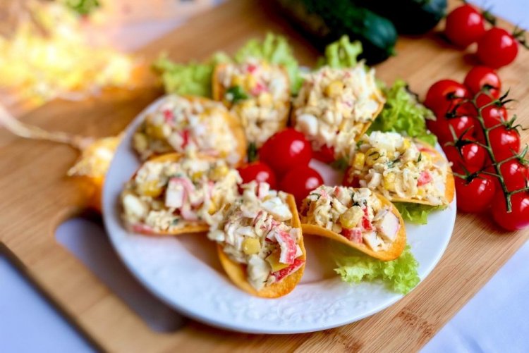 Aperitivo en chips con palitos de cangrejo y maíz