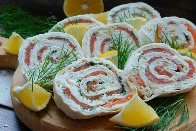Rollo de lavash con salmón