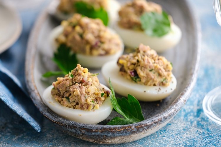 Huevos rellenos con hígado de bacalao