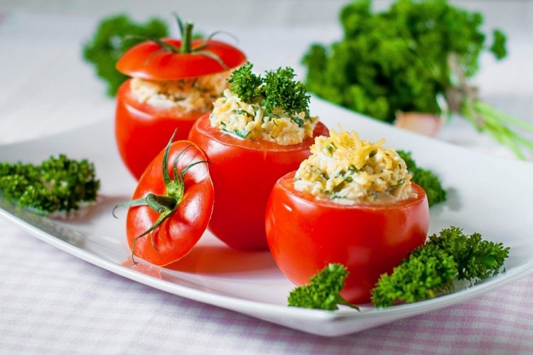 Tomates rellenos de espinacas y nueces