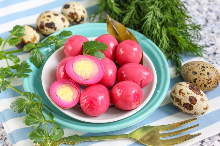 Huevos de codorniz encurtidos