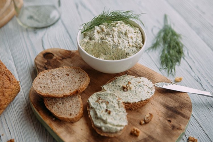 Paté de huevo con mantequilla