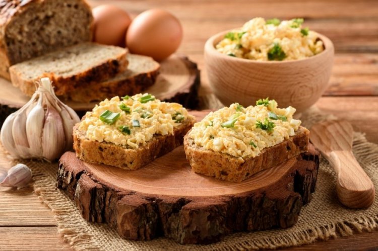 Paté de huevo con queso fundido
