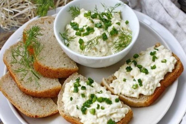 Paté de huevo con requesón
