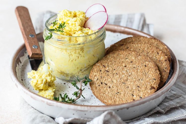 Paté de huevo con queso y crema agria
