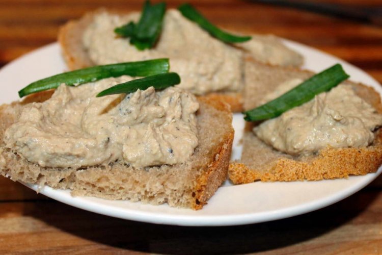 Paté de espadines con cebolla