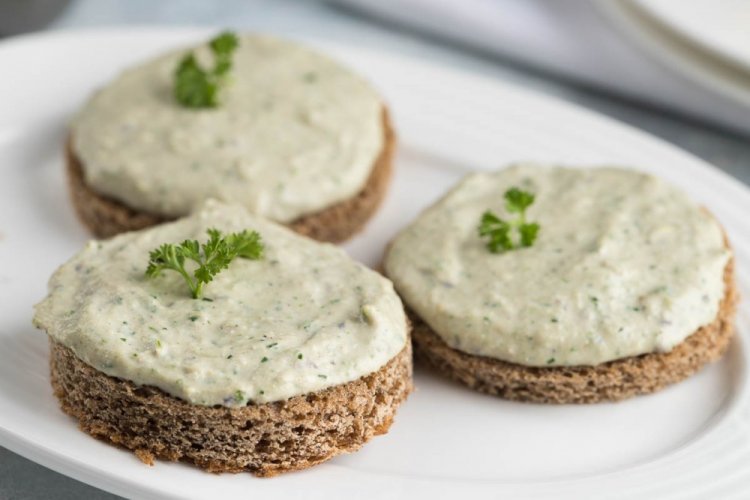 Paté de espadines con pepinillos