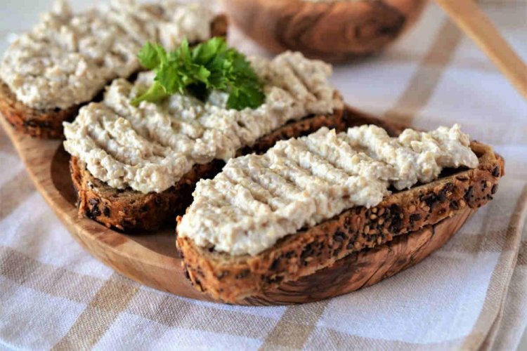 Paté de espadines con mantequilla