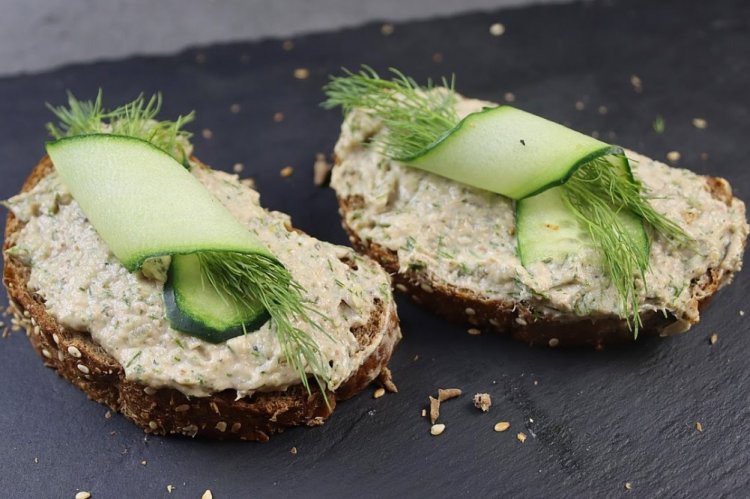 Paté de espadines con queso crema y pepinillos encurtidos