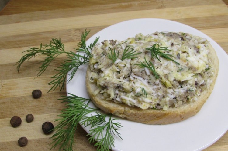 Paté de espadines con ajo y queso duro