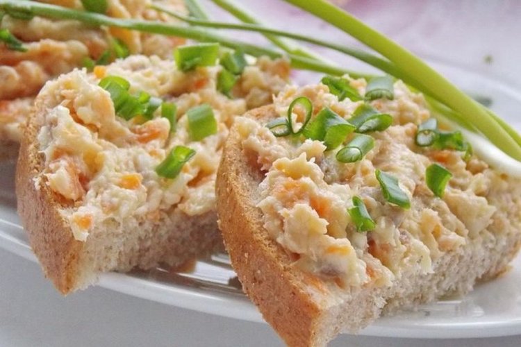 Herring Pâté with Processed Cheese and Vegetables