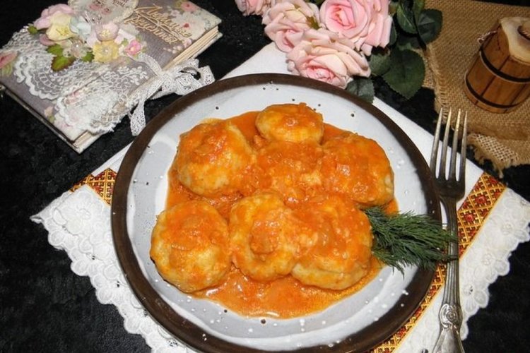 Bolitas de patata con salsa