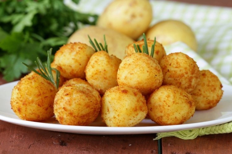 Bolitas de patata con hierbas y parmesano