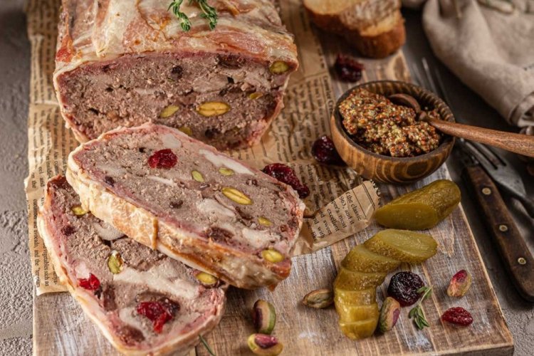 Pastel de carne con verduras y pistachos