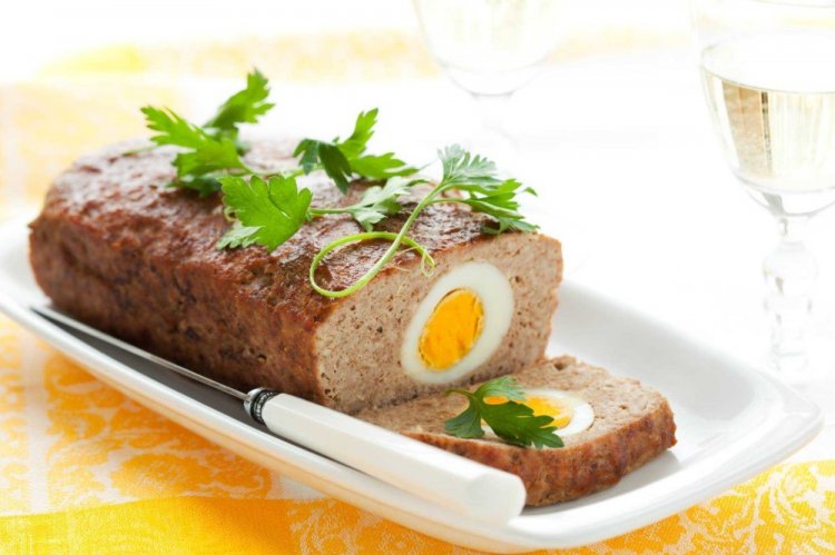 Pastel de carne con huevos cocidos
