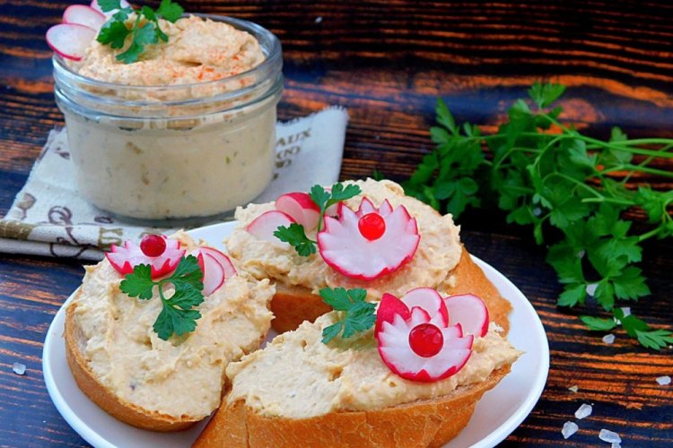 Paté de atún con huevos y queso fundido