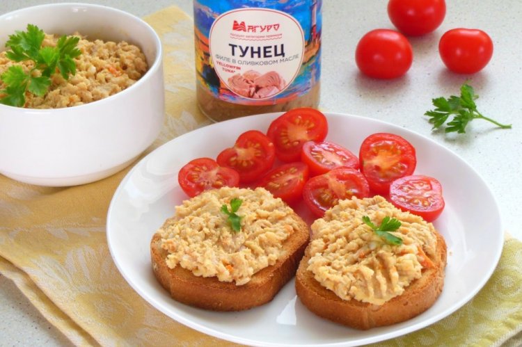 Paté de atún enlatado con tomates