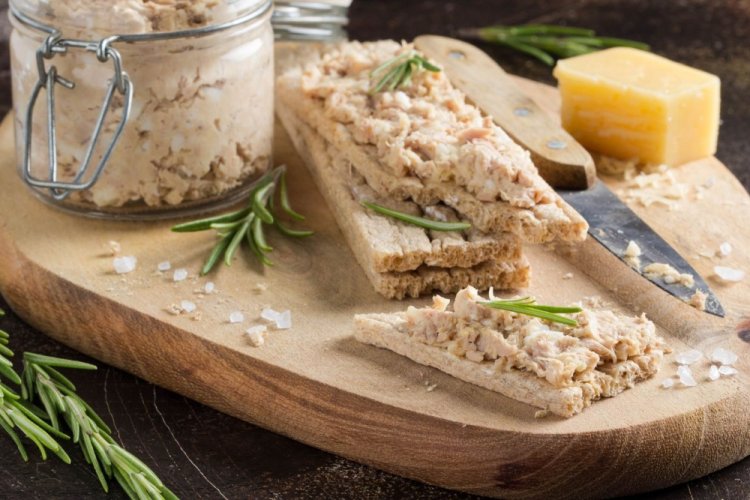 Paté de atún con cebolla y queso duro