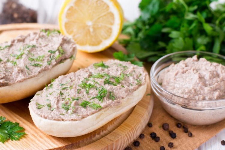 Paté de atún enlatado con mostaza