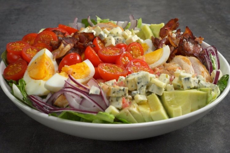 Ensalada Cobb con salsa de jengibre
