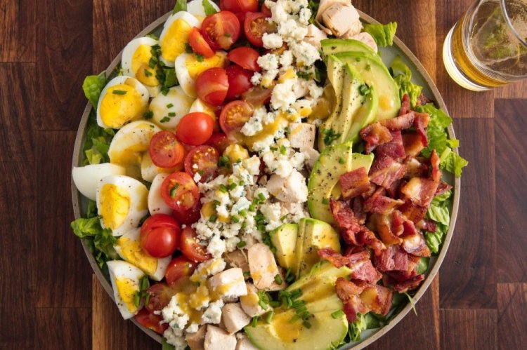 Ensalada Cobb con apio y queso azul