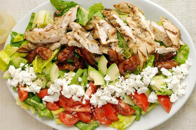 Ensalada Cobb con queso feta
