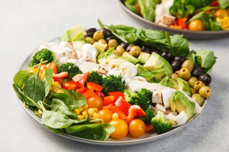 Ensalada Cobb con brócoli y pimiento morrón