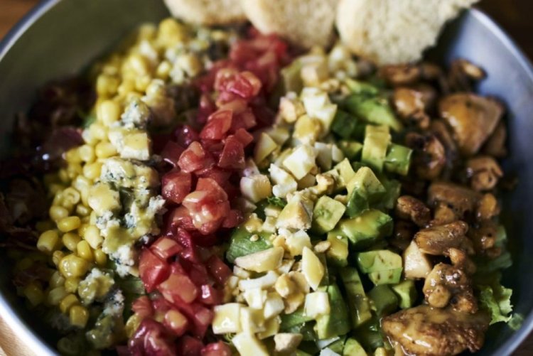 Ensalada Cobb con tofu y garbanzos