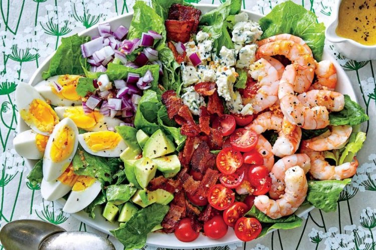 Ensalada Cobb con camarones y huevos de codorniz