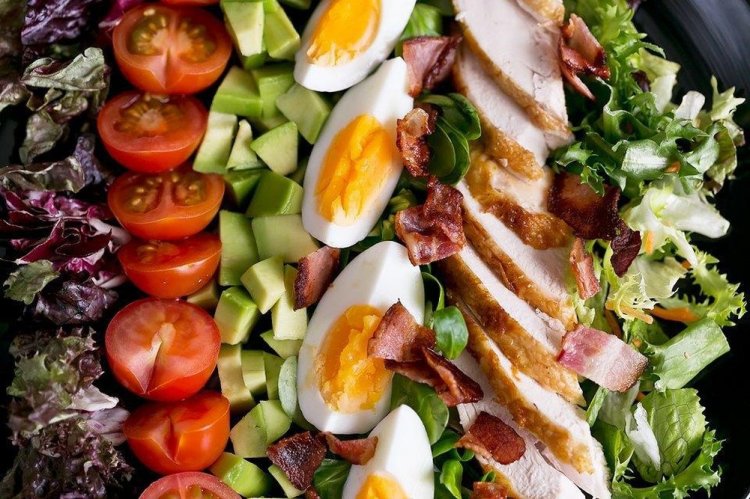 Ensalada Cobb con col morada