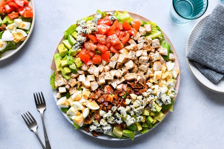 Ensalada Cobb con pollo ahumado