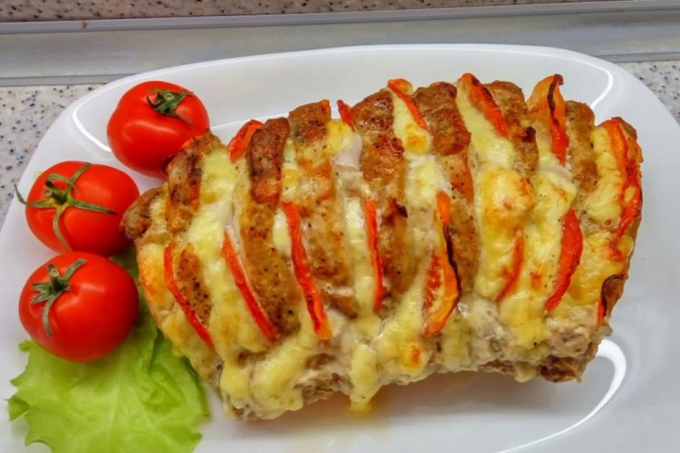 Cuello de cerdo con tomates y queso al horno