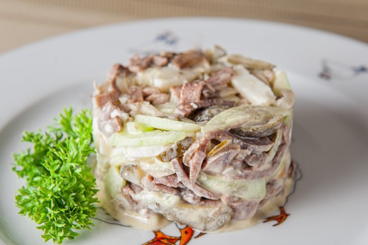 Ensalada de lengua de res y pepino