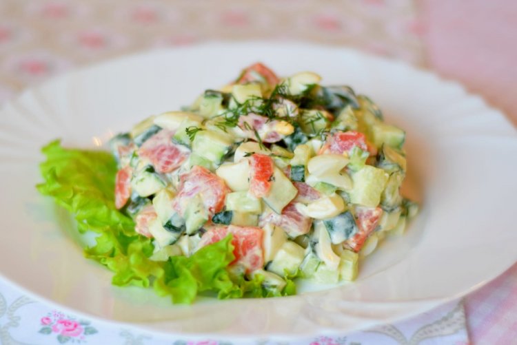 Ensalada de salmón con pepinos