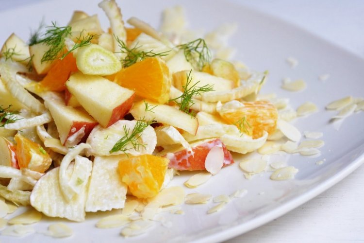 Ensalada de frutas con queso Brie