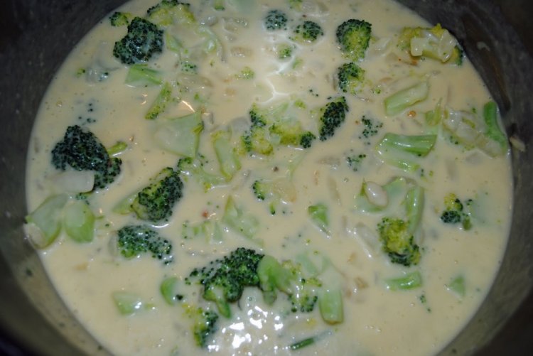 Brócoli en salsa cremosa en olla de cocción lenta