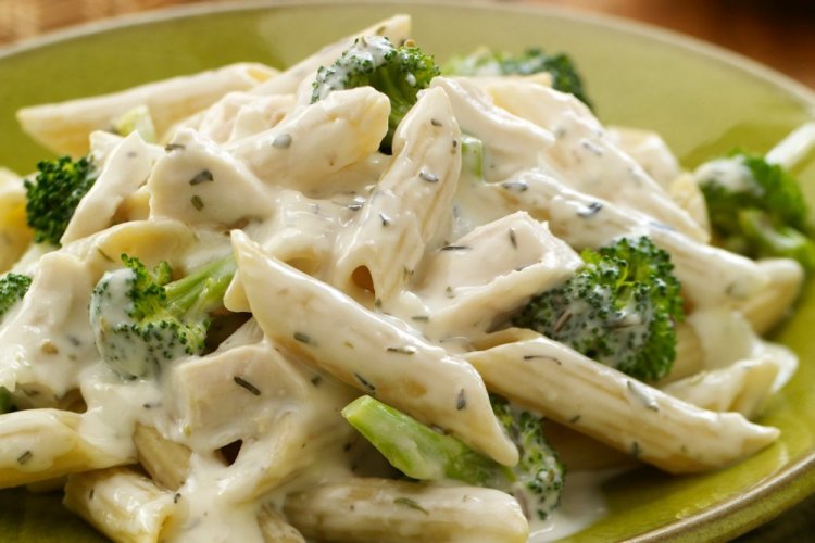 Pasta con brócoli en salsa cremosa