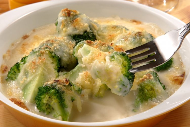 Brócoli con cebolla en salsa cremosa