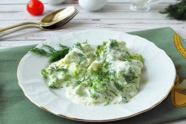 Brócoli en salsa cremosa con crema agria