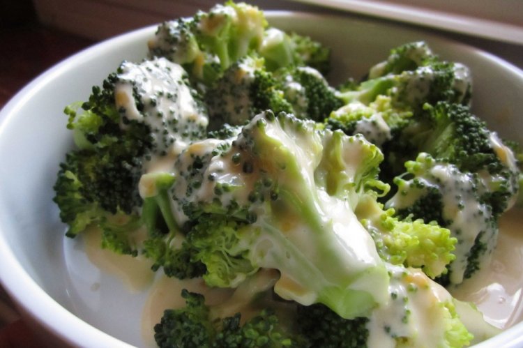 Brócoli en salsa cremosa con parmesano