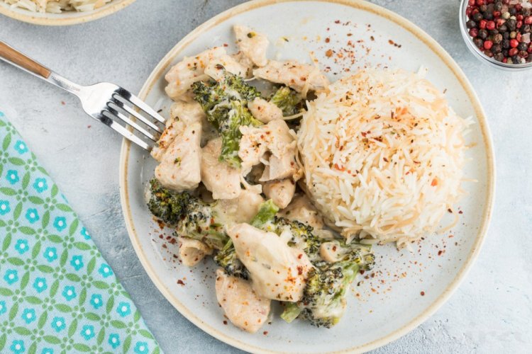 Pollo con brócoli en salsa cremosa