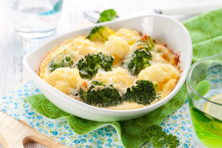 Brócoli con coliflor en salsa cremosa con queso