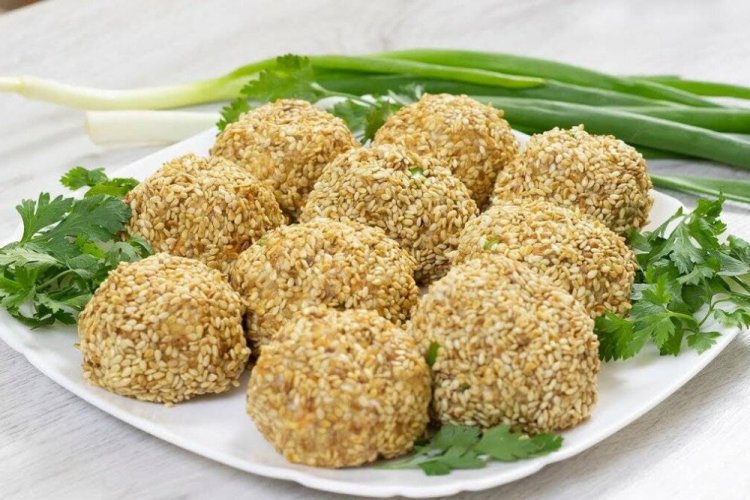 Bolitas de cangrejo con cebolleta y sésamo