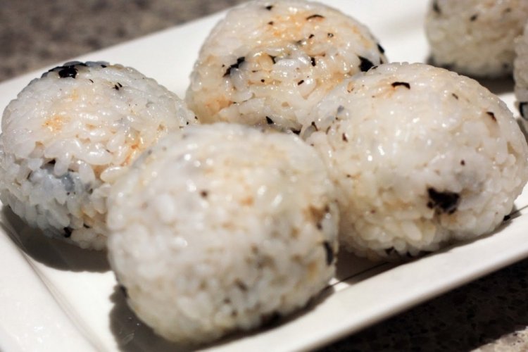 Bolitas de cangrejo con arroz y nori