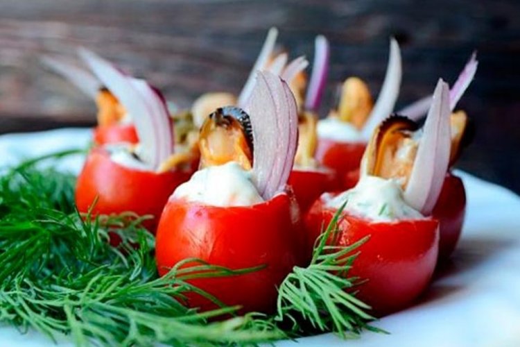 Tomates cherry con mejillones enlatados