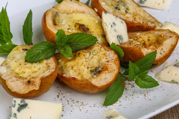 Peras asadas con queso Roquefort