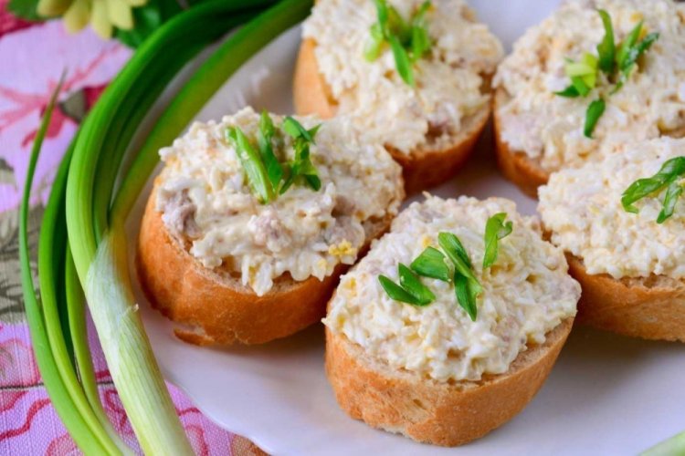 Paté de hígado de bacalao con huevos y mayonesa
